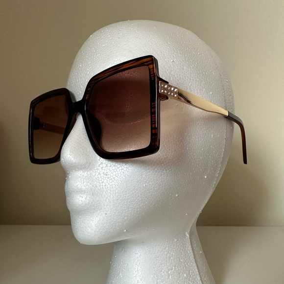 NEW one size fits most STYLISH SUNGLASSES - Picture 3 of 4